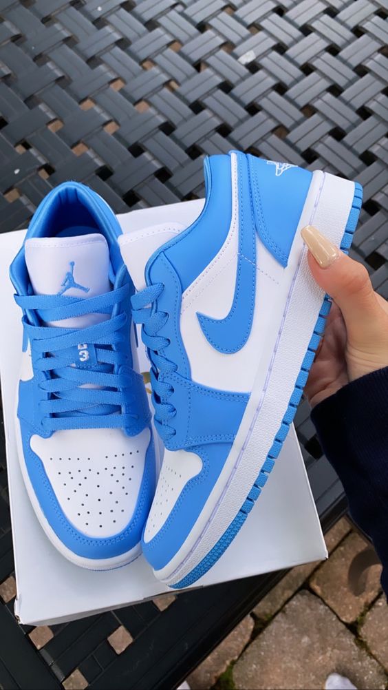 AIR JORDAN 1 LOW UNC