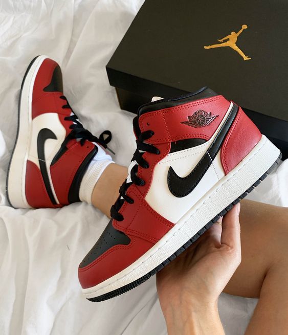 AIR JORDAN 1 MID CHICAGO BLACK TOE