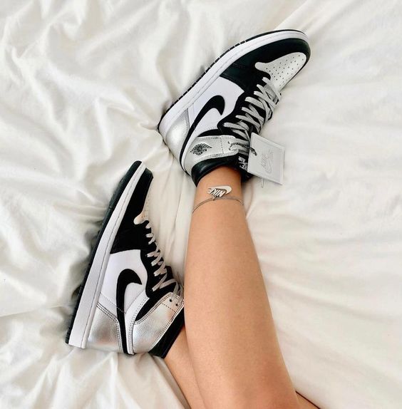 AIR JORDAN 1 RETRO HIGH SILVER TOE