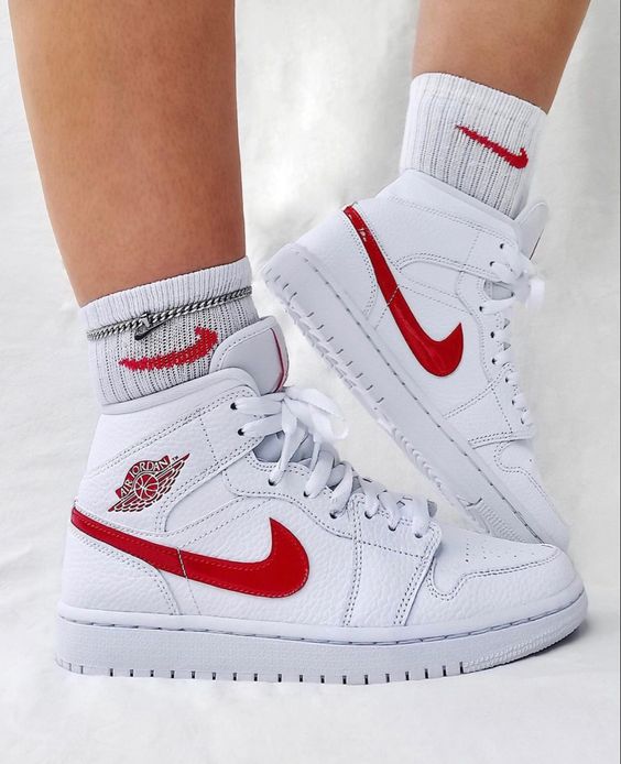 AIR JORDAN 1 MID UNIVERSITY RED