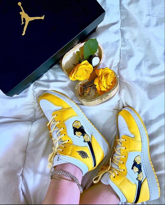 AIR JORDAN 1 MID DYNAMIC YELLOW