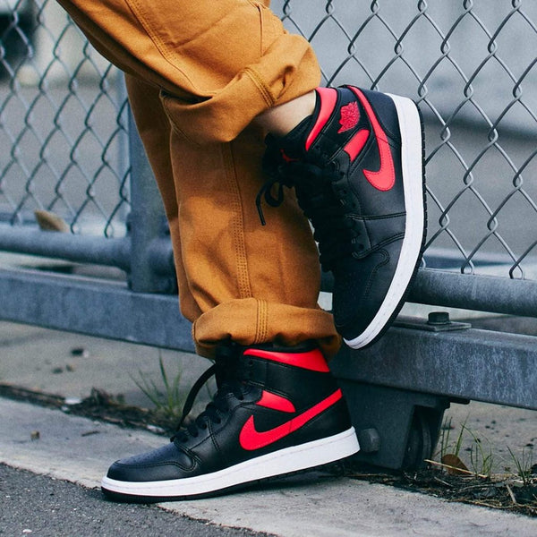 AIR JORDAN 1 MID BLACK SIREN RED